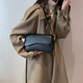 Borsa a tracolla nera minimalista con dettagli dorati e finitura opaca liscia - Nero