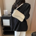 Borsa a tracolla minimalista in pelle bianco crema con patta curva e fibbia dorata - Bianco Sporco