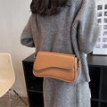 Borsa a tracolla in pelle marrone con patta a onde e dettagli in oro lucido - Marrone Rosso