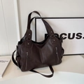 Bolso tote grande de cuero PU marrón oscuro con textura granulada y remaches metálicos - Marrón
