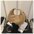 Borsa hobo beige con trama a coccodrillo e tracolla regolabile appoggiata sulla sedia - Cachi