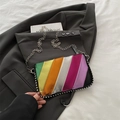 Bunte Umhängetasche mit diagonalen Streifen, Kette und Silbernieten aus Kunstleder - Schwarz