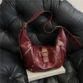 Vintage burgunderrote Leder-Halbmondtasche mit goldenen Nieten und breitem Schultergurt - 39*30*10 / Burgunderrot