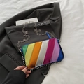 Regenbogen Gestreifte Umhängetasche mit Metallic-Finish und silbernen Nieten-Details - Blau