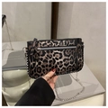 Dettaglio borsa leopardata con tracolla a catena argento e tasca frontale con zip - Marrone