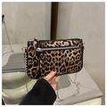 Dettaglio della texture leopardata con rivetti argentati e tracolla a catena in metallo - Marrone
