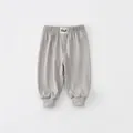 Hellgraue gerippte Kleinkindhose mit Bären-Label und elastischem Bund aus weichem Baumwollstoff - 80 / Grau