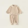 Comfortabel tweedelig fleece baby-setje in beige met shirt met lange mouwen en een broek - 130 / Koffie Verkeerd