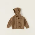 Bruin kindergebreid vest met capuchon, houtje-touwtje sluiting en kabelpatroon - Khaki