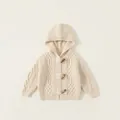 Klassiek babyvest met capuchon, kabelgebreid patroon en houten knopen in lichtgrijs - Beige Abrikoos