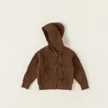 Donkerbruin gebreid vest met capuchon voor kinderen met kabelpatroon en hoornen knopen - 90 / Tops / Bruin
