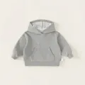 Sudadera clásica gris con capucha para niños con bolsillo canguro y puños acanalados - Gris / 120