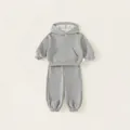 Completo casual grigio in cotone con felpa con cappuccio e pantaloni per bambini - 130 / Set Felpa / Grigio