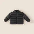 Giacca trapuntata nera da bambino con collo alto e cuciture orizzontali per l'inverno - 120 / Nero