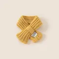 Sciarpa a maglia per bambini color senape con design a incrocio ed etichetta tessuta - Giallo Terra