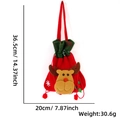 Vue détaillée du sac cadeau de Noël en velours rouge avec renne, dimensions 36,5x20cm - Style Renne