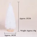 Dettaglio di un mini albero di Natale bianco da 25cm con base in legno per decoro tavola - 25cm / Bianco