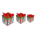 Dreiteiliges Weihnachtsgeschenkbox-Set mit roten Schleifen und festlichen Winterillustrationen - Schaufenster-Stil