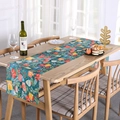 Runner da tavola natalizio con renne e motivi floreali su un tavolo rustico in legno - Fiore