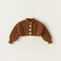 Cárdigan corto para niña en punto grueso marrón caramelo con botones blancos grandes - 80 / Cárdigan Café