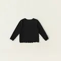 T-shirt nera a maniche lunghe per bambina con bordi a volant e girocollo minimalista - 80 / Nero