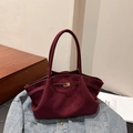 Minimalistische weinrote Wildleder-Einkaufstasche mit goldenem Verschluss auf Jeansjacke - Burgunderrot