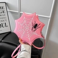 Detalle del bolso rosa de telaraña con bordado blanco y adorno de araña en 3D - Rosa