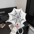 Detail der weißen Spinnennetz-Stickerei und Spinnendekoration auf der Ledertasche - Weiß