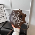 Vista detallada del bolso bandolera marrón con forma de telaraña y bordado blanco de araña - Marrón