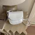 Bolso de montura blanco brillante con colgante de búho plateado y logo grabado - Blanco