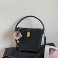 Détail du sac seau noir mat avec boucle dorée et pendentif en peluche marron - Noir