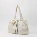 Borsa tote trapuntata bianco avorio con ciondolo in peluche e coulisse da donna - Borsa Singola / Bianco