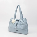 Borsa tote trapuntata celeste con chiusura a coulisse e ciondolo in peluche bianco - Borsa Singola / Azzurro