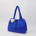 Borsa tote imbottita blu reale con trama trapuntata, coulisse e ciondolo di peluche - Borsa Singola / Blu