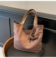 Dettaglio borsa tote in pelle scamosciata marrone con ciondolo bassotto e manici in pelle - Caffè con Ciondolo