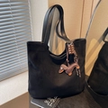 Grande borsa tote nera in finta pelle scamosciata con ciondolo bassotto e manici lunghi - Nero con ciondolo