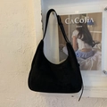 Borsa a mezzaluna in camoscio nero minimalista con finitura opaca e tracolla lunga - Nero