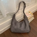 Borsa hobo minimalista in camoscio grigio scuro con fibbia in metallo su legno - Grigio