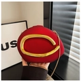 Detail van de rode matte avondclutch met gouden C-vormig handvat en slangenketting - Rood