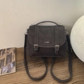 Dettaglio dello zaino vintage in ecopelle marrone scuro con design a doppia fibbia - Caffè