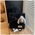 Sac à dos minimaliste en similicuir noir avec porte-clé lapin et plaque dorée élégante - Noir avec pendentif