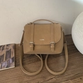 Dettaglio dello zaino vintage kaki con cinturini in pelle e fibbie in metallo argentato - Kaki