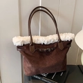 Sac cabas minimaliste en daim marron avec bordure en fausse fourrure blanche et anses - Marron