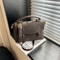 Bolso bandolera marrón oscuro vintage con textura de cuero mate y detalles dorados - Marrón