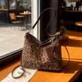 Sac hobo imprimé léopard avec bandoulière marron et un petit porte-monnaie assorti attaché - Imprimé léopard