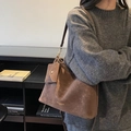 Bolso tote de ante marrón oscuro con estuche a juego y un logotipo minimalista - Marrón