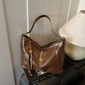 Grand sac hobo rétro en simili cuir marron foncé avec breloque étoile et large bandoulière - Marron