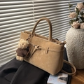 Minimalistische kaki draagtas met knoopdetail en beerhangertje op zwarte blazer - Khaki met Hanger