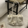 Borsa tote in peluche bianco crema con ciondoli a pompon e sottili spalline in pelle - Bianco