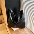 Grande borsa hobo nera a tracolla con ampia cinghia regolabile in stile vintage - Nero